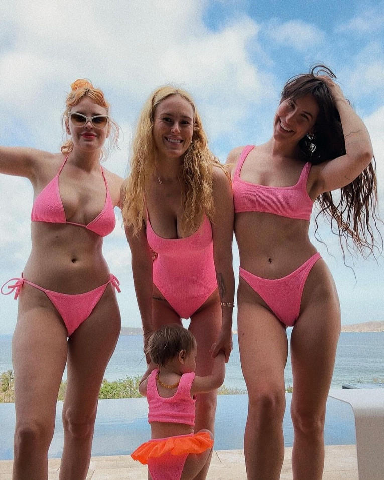 Актриса Румер Уиллис опубликовала фото с дочерью и сестрами в купальниках1