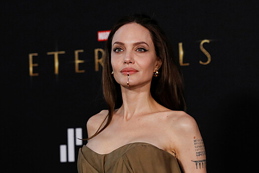Актрису Анджелину Джоли засняли с подросшей дочерью Вивьен от Брэда Питта