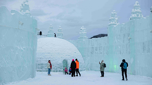 Алтайский курорт установил рекорд, построив самую высокую ледяную башню в России