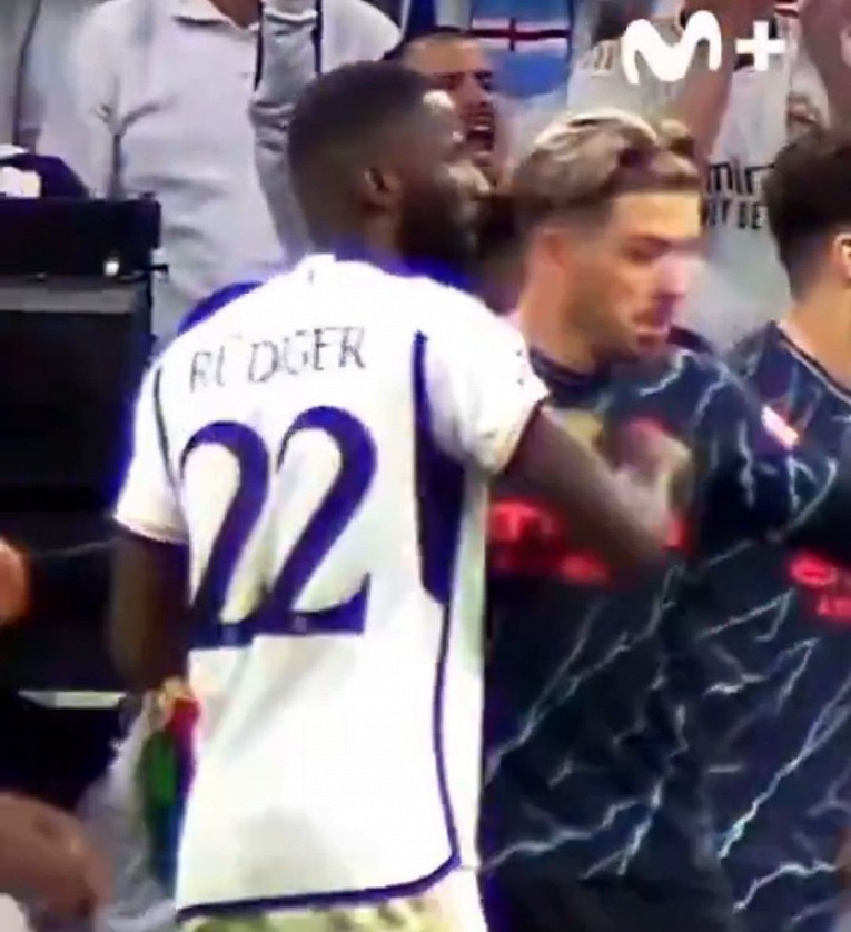 Антонио Рюдигер ущипнул Грилиша за грудь во время матча 1/4 финала Лиги чемпионов1