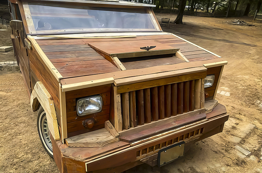 Ford F-150. Пикап 1983 года выпуска сделали деревянным: просили за автомобиль 5000 долларов. Житель Техаса установил вместо всех кузовных деталей доски.