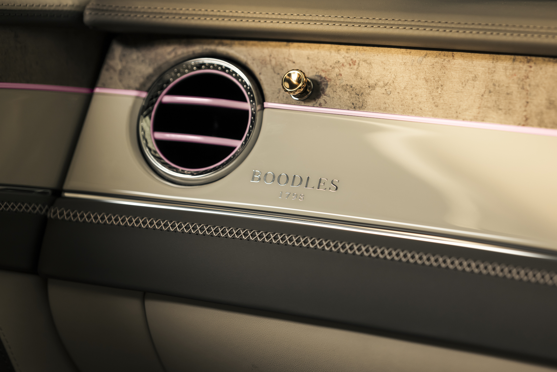 Bentley украсила Continental GTC золотом и бриллиантами4