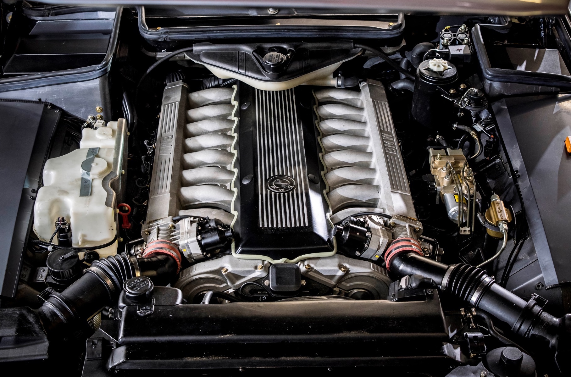 BMW впервые показала экcпериментальную «семерку» с двигателем V162