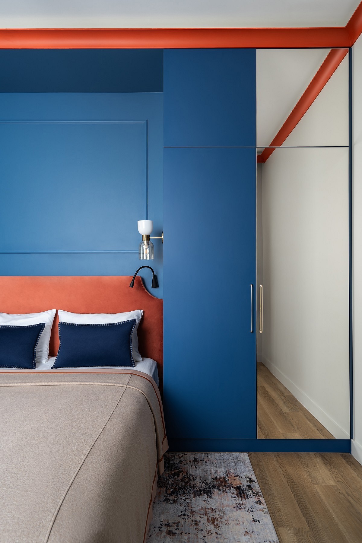 Чем заменить тумбочку в спальне? 6 потрясающих идей от дизайнеров, когда не хватает места4