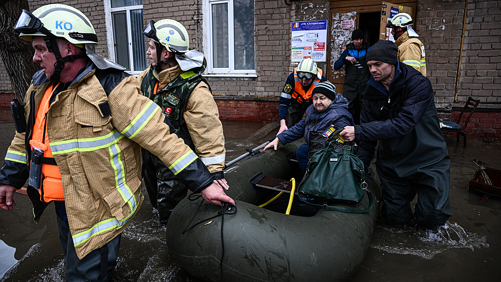 Сотрудники МЧС эвакуируют жителей затопленного из-за прорыва дамбы района Орска