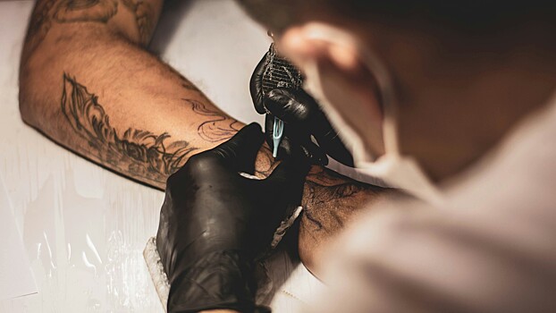 Дерматолог Жабоева перечислила причины для отказа от татуажа и татуировок