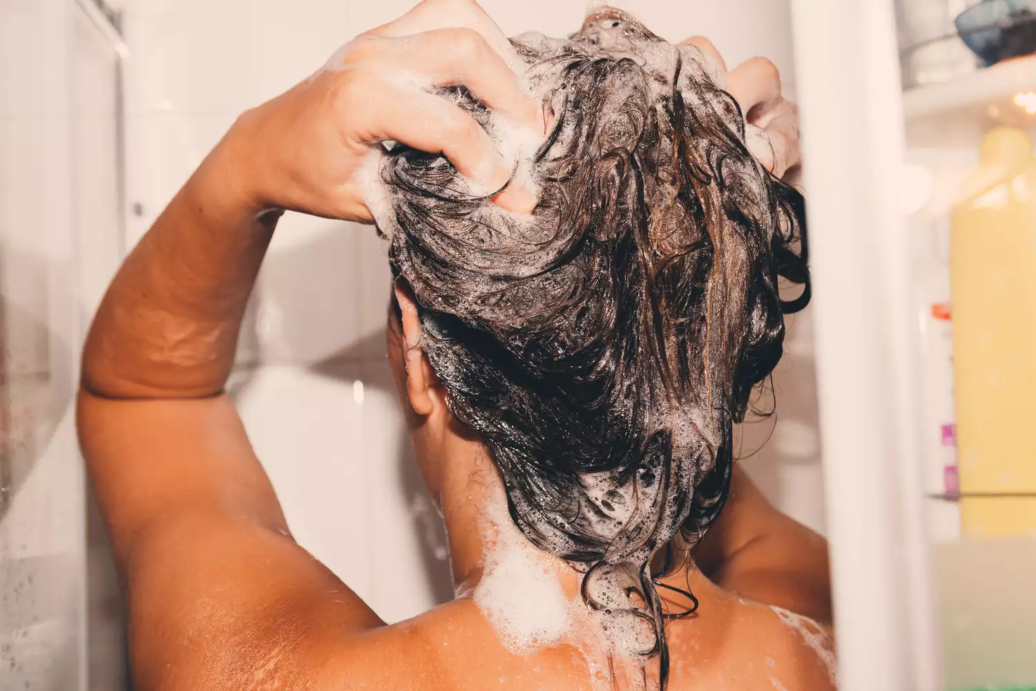 Дерматологи объяснили, нужно ли мыть волосы шампунем дважды, а не один раз1