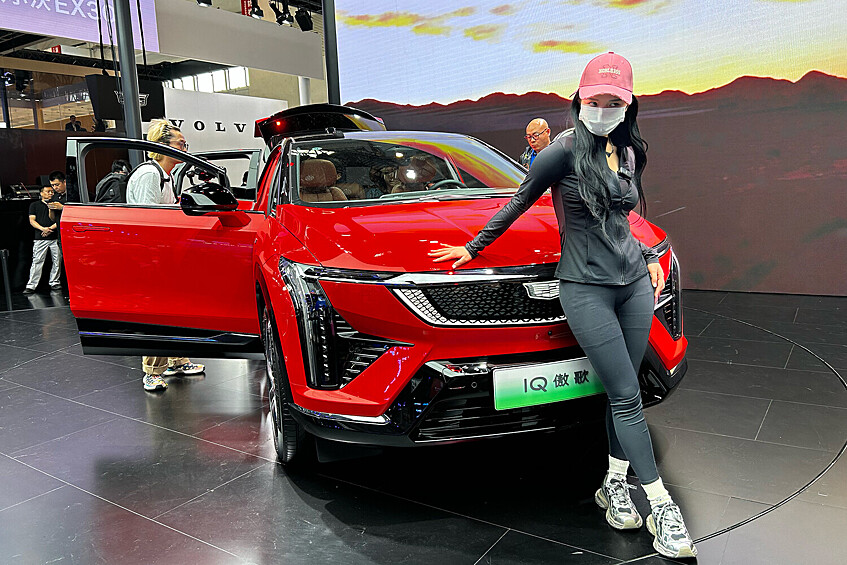 Девушки и андроиды: самые яркие персонажи Пекинского автосалона21