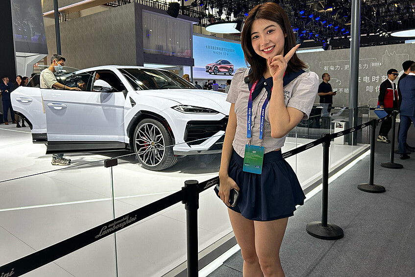 Девушки и андроиды: самые яркие персонажи Пекинского автосалона2