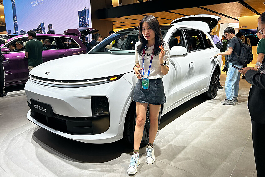 Девушки и андроиды: самые яркие персонажи Пекинского автосалона14