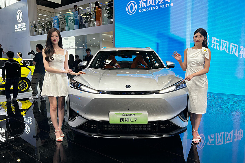 Девушки и андроиды: самые яркие персонажи Пекинского автосалона20