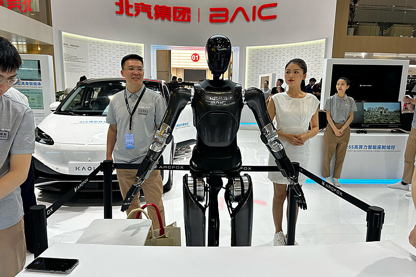 Девушки и андроиды: самые яркие персонажи Пекинского автосалона24
