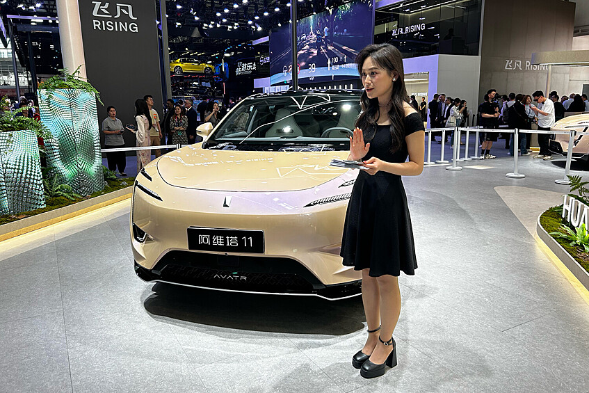 Девушки и андроиды: самые яркие персонажи Пекинского автосалона17