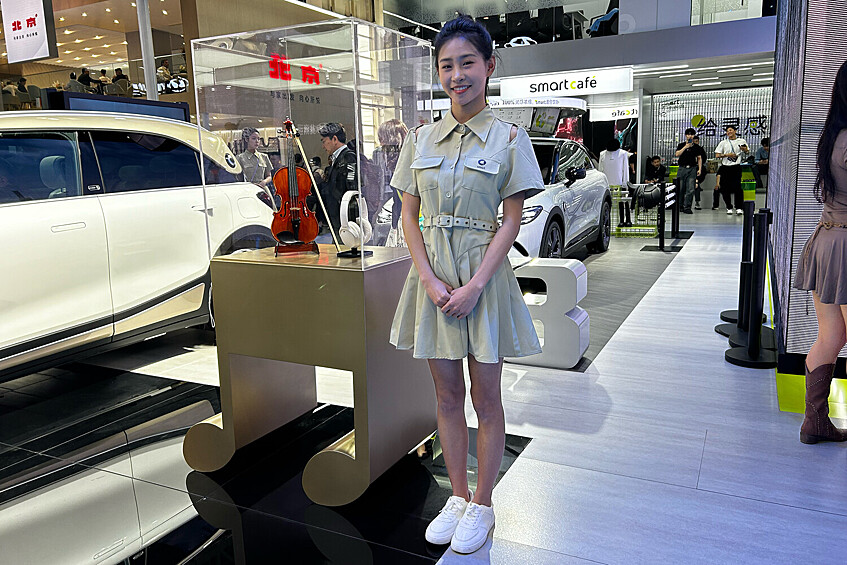 Девушки и андроиды: самые яркие персонажи Пекинского автосалона13