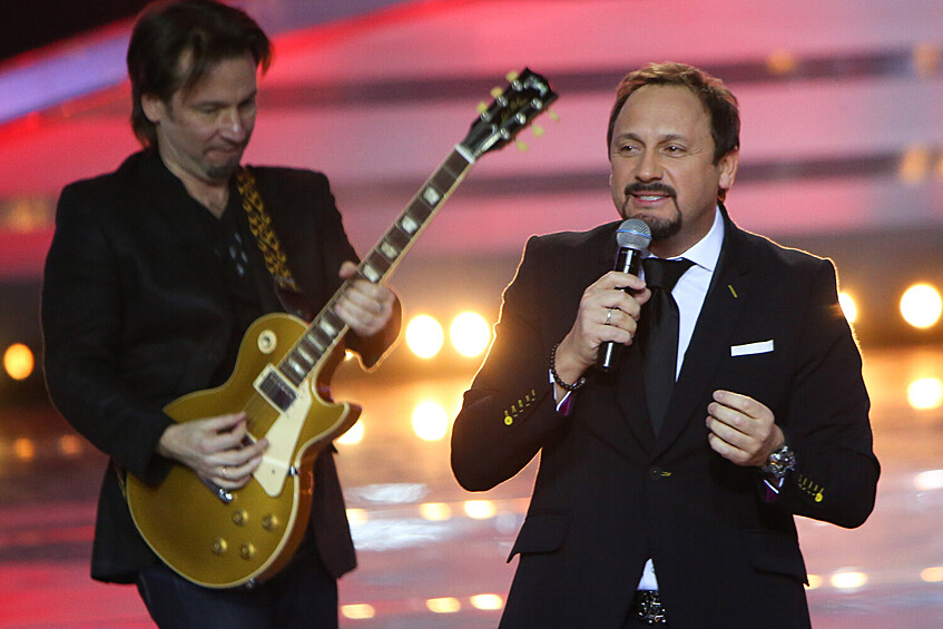 Стас Михайлов выступает на праздничном концерте «О чем поют мужчины 3-ДЭ» в концертном зале «Крокус Сити Холл», 2015 год
