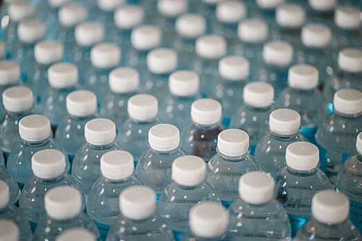 Употребление напитков из пластиковых бутылок может привести к обострению аллергии