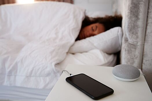 Эксперты объяснили, насколько вреден для здоровья сон рядом с телефоном