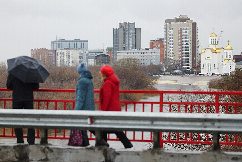 Вид с моста через реку Тобол в районе улицы Бурова-Петрова в Кургане, 14 апреля 2024 года