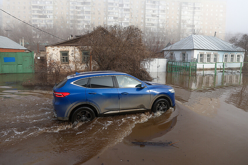 Автомобиль на подтопленной улице Красной в Оренбурге, 10 апреля 2024 года