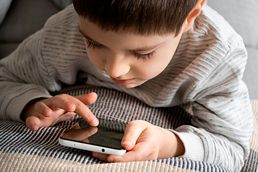 Детская зависимость от телефонов повышает риск психоза в молодом возрасте