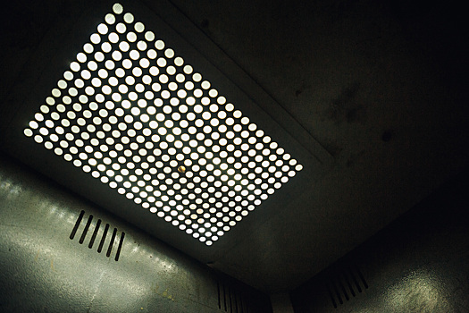 Кабина лифта с пассажиром рухнула в нижегородском ТЦ