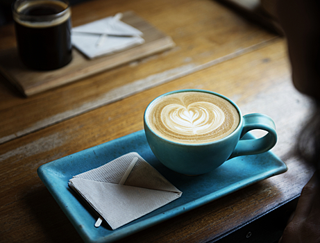Как материал кружки влияет на вкус и аромат кофе? Объяснила врач