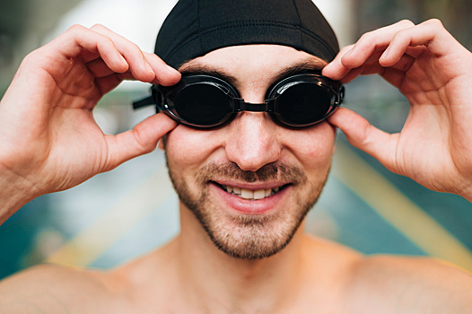 Назван способ, как плавать в бассейне в линзах и не заполучить болезнь глаз