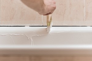 Как покрасить чугунную ванну в домашних условиях: выбор материалов и пошаговая инструкция для качественной покраски своими руками0