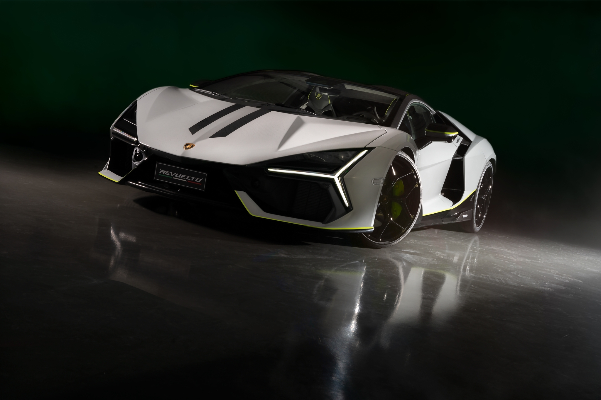 Lamborghini показала эксклюзивный суперкар Revuelto3