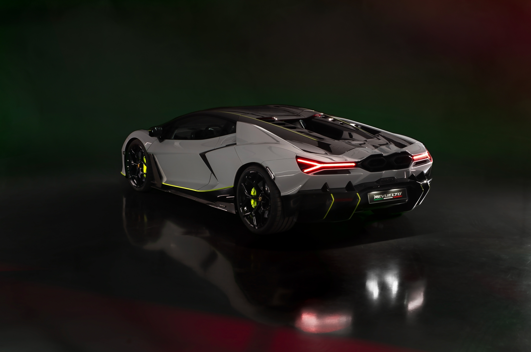 Lamborghini показала эксклюзивный суперкар Revuelto1