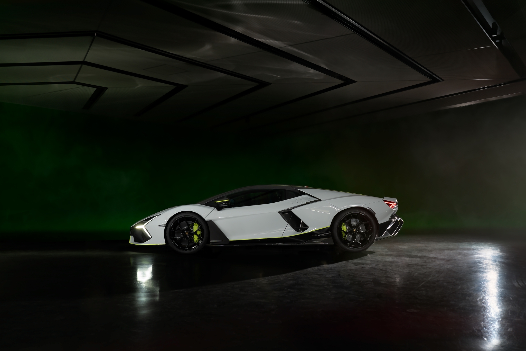 Lamborghini показала эксклюзивный суперкар Revuelto2