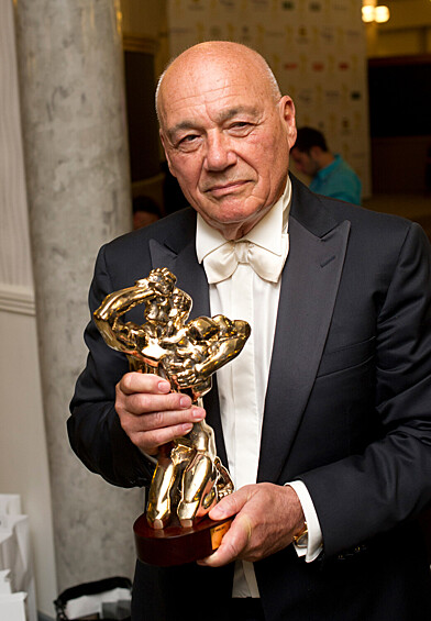 Телеведущий Владимир Познер с призом в номинации «Интервьюер» на церемонии вручения премии «ТЭФИ-2011»