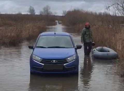 Люди в автомобилях оказались на затопленном острове в Кузбассе