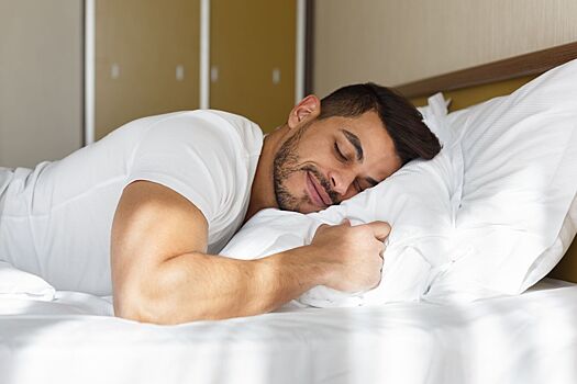 Мануальный терапевт объяснил, почему опасно спать на животе