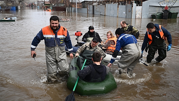 В Орске вода отступает из поселка Мостострой