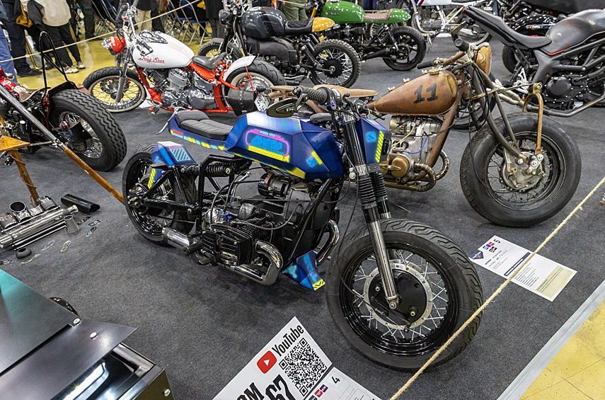 А этот «Днепр» смоляне из мастерской Custom Garage 67 превратили в юморной кастом-проект в стиле киберпанк, вдохновившись компьютерной игрой Cyberpunk 2077 и YouTube-сериалом «Кибер-деревня».