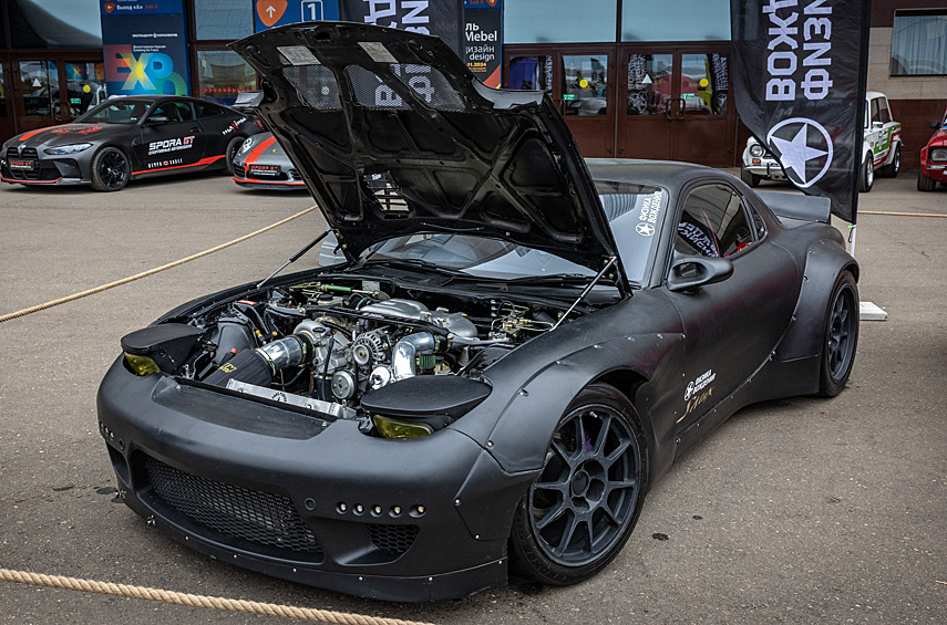 Из Санкт-Петербурга на выставку привезли нафаршированную тюнингом Mazda RX-7 с легендарным роторным двигателем 13B-REW. В автомобиль установили турбину Pulsar G35-1050, мощность двигателя довели до 605 л.с. RX-7 облачена в обвес Rocket Bunny.