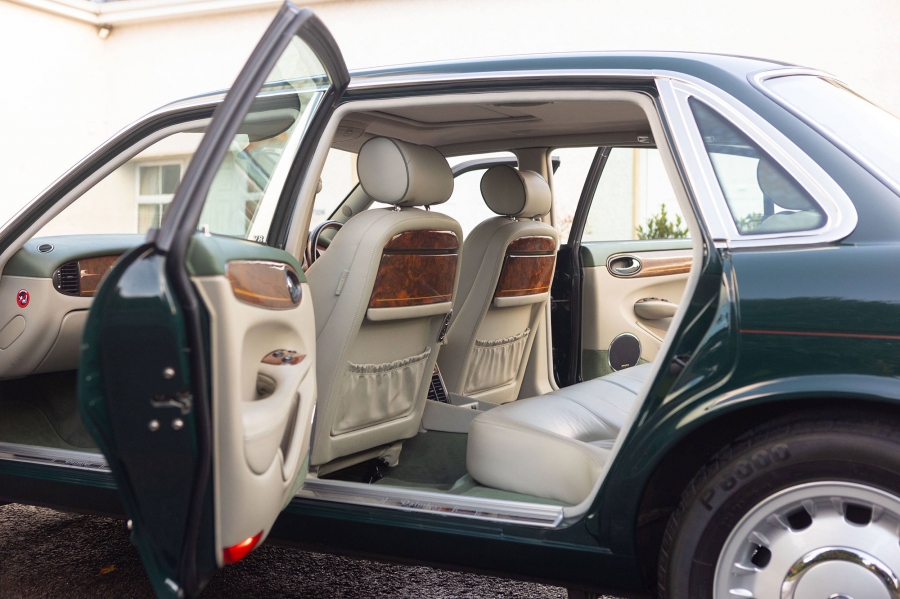 На продажу выставили Daimler Majestic, который использовала сама Королева Елизавета II5