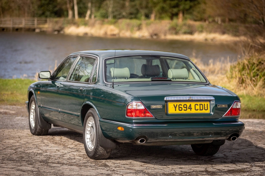 На продажу выставили Daimler Majestic, который использовала сама Королева Елизавета II1