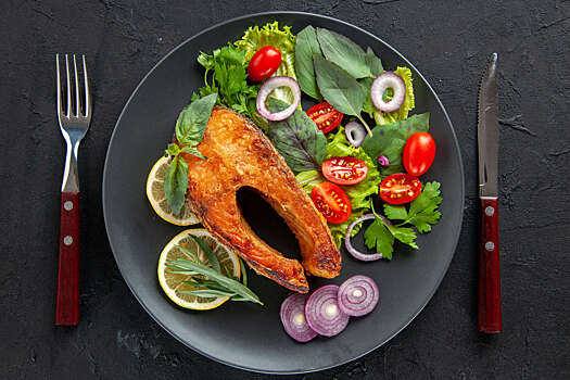 Онколог: красная рыба и запеченный картофель на ужин снижают риск рака