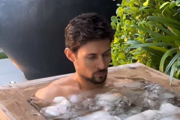 Павел Дуров и звезды Голливуда окунаются в ледяную ванну. Зачем они это делают и правда ли это полезно для здоровья?1