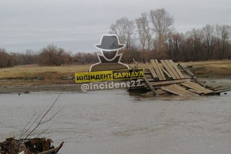 Паводок смыл единственный мост в селе в Алтайском крае1