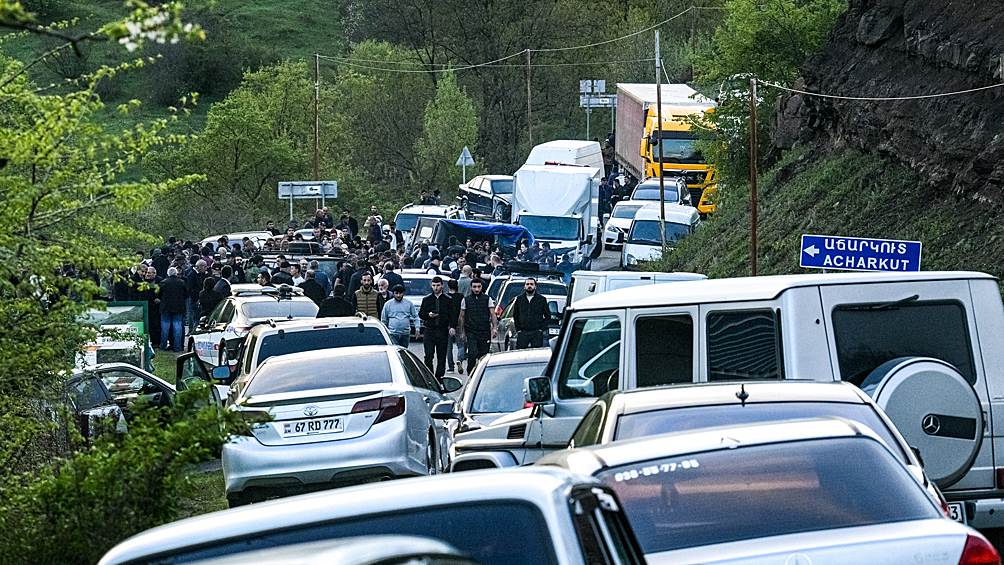 Люди на трассе в районе села Киранц