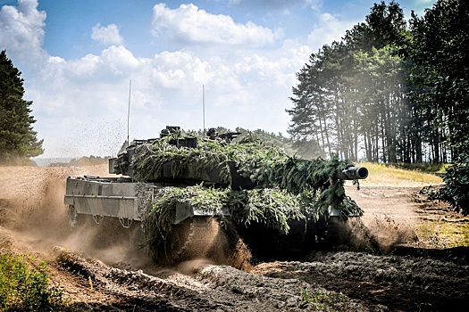 Появились кадры эвакуации трофейного танка Leopard 2 из зоны боевых действий