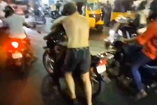 Полуголый турист устроил пьяный дебош на улице и укусил мотоциклиста