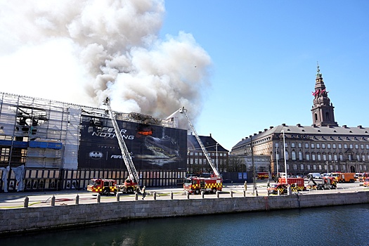 Пожарные продолжают тушение огня, уничтожившего здание биржи в Копенгагене