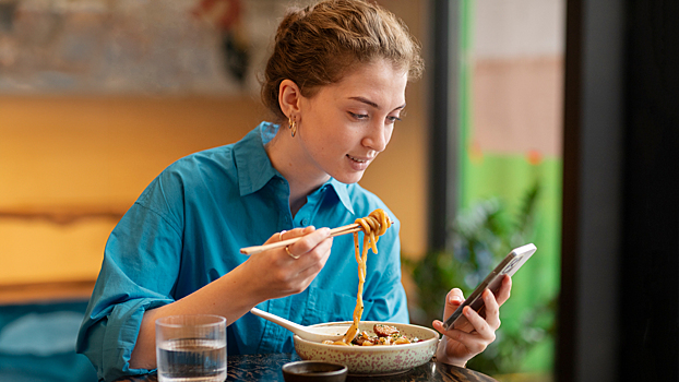 Психолог призвала откладывать смартфон во время еды