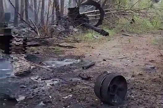 Разбросанные взрывом горящие части самоходки ВСУ показали на видео