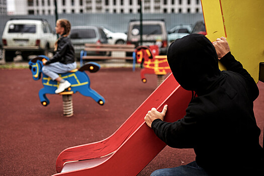На петербургской детской площадке поймали педофила