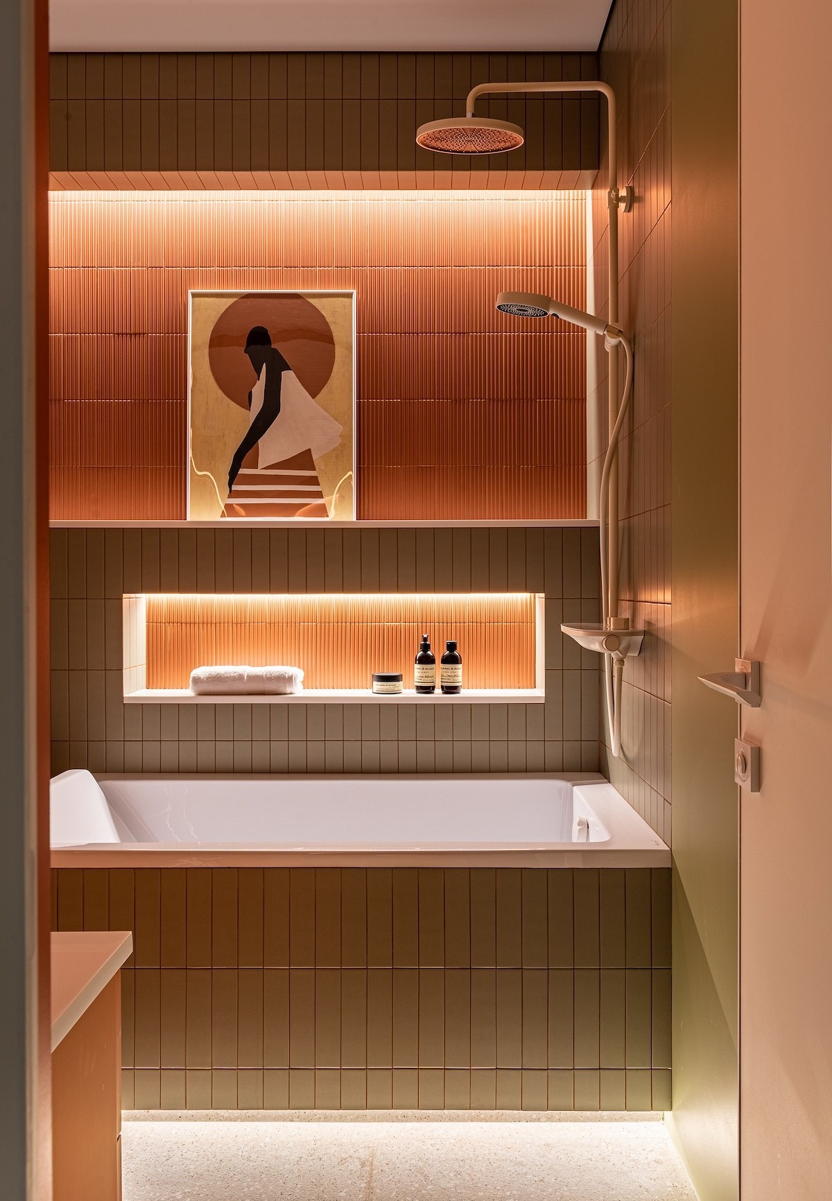 Решились бы? 7 самых ярких ванных комнат, которые вас удивят30